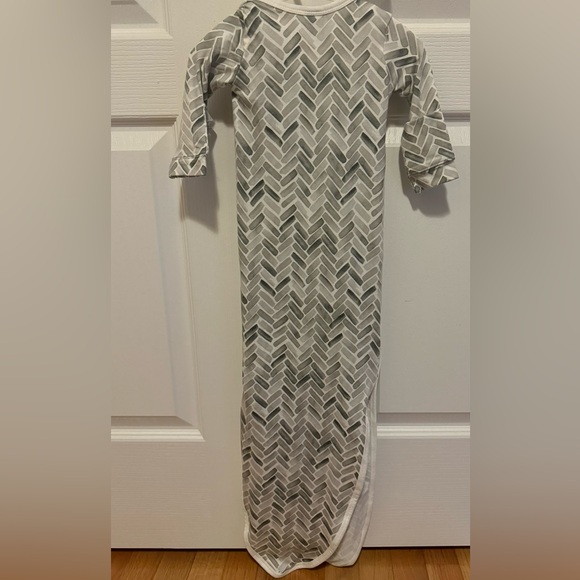 Copper Pearl newborn unisex knotted gown - Picture 3 of 5